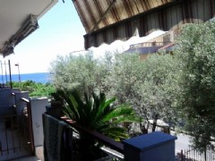 Appartamento con terrazzo vicino al mare